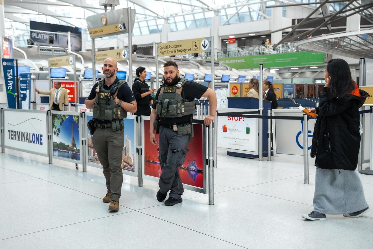 Estados Unidos despliega a los agentes de inmigración en catorce aeropuertos