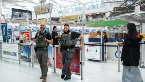 Estados Unidos despliega a los agentes de inmigración en catorce aeropuertos
