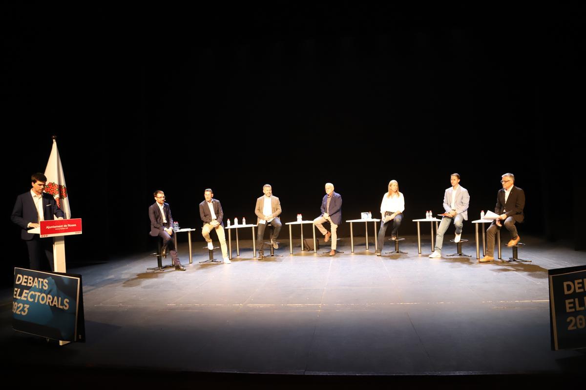 Els candidats durant el debat electoral en el Teatre Municipal