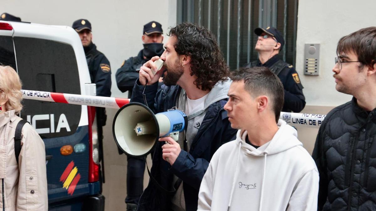 Remedios, desalojada de su vivienda en Alicante junto a su hijo menor con autismo