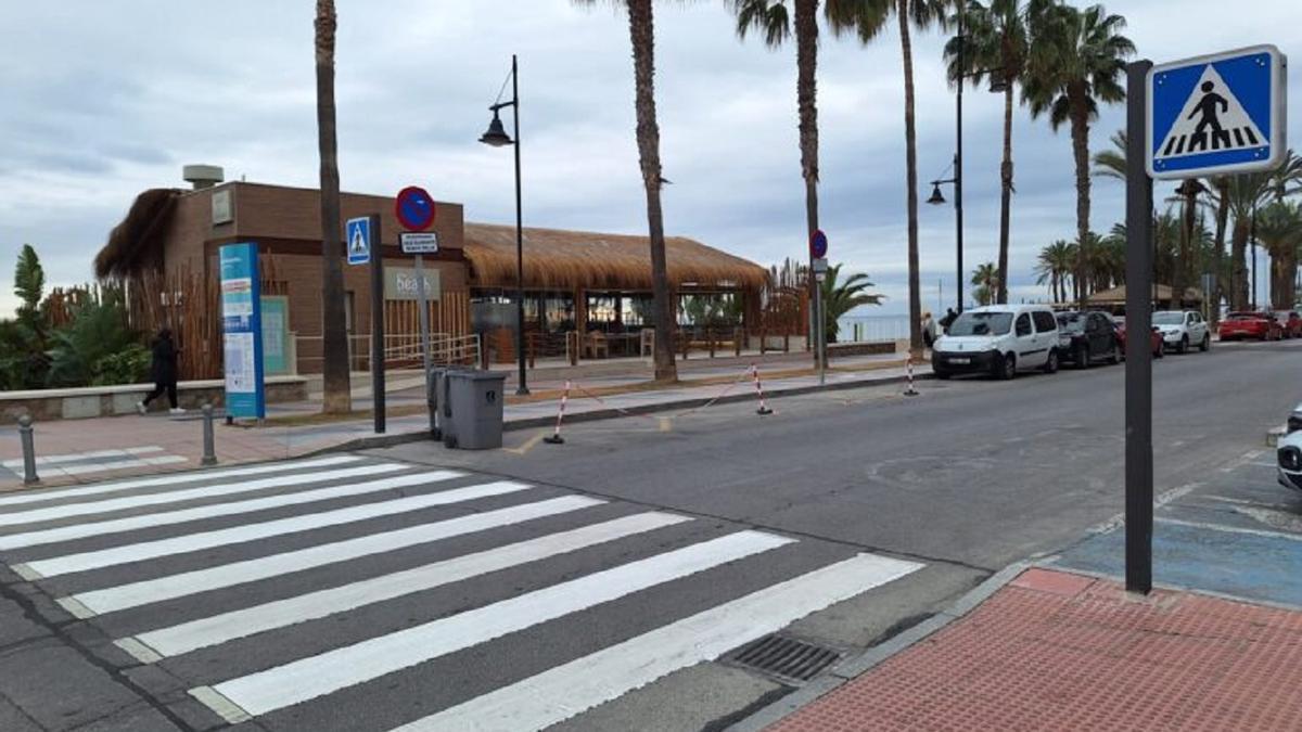 Uno de los dos primeros pasos de peatones inteligentes instalados en el Paseo Marítimo de Torremolinos.