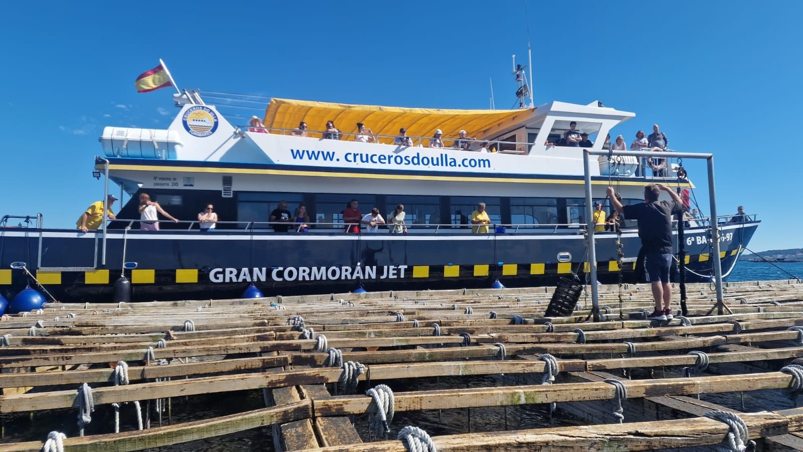 Una singladura por la ría a bordo de uno de los barcos de pasaje que operan en el puerto de O Grove.