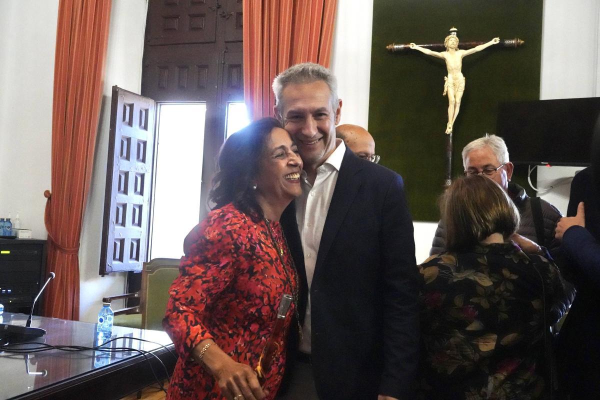 Ángeles Medina y Carlos Rodríguez se abrazan tras prosperar la moción de censura en 2024.