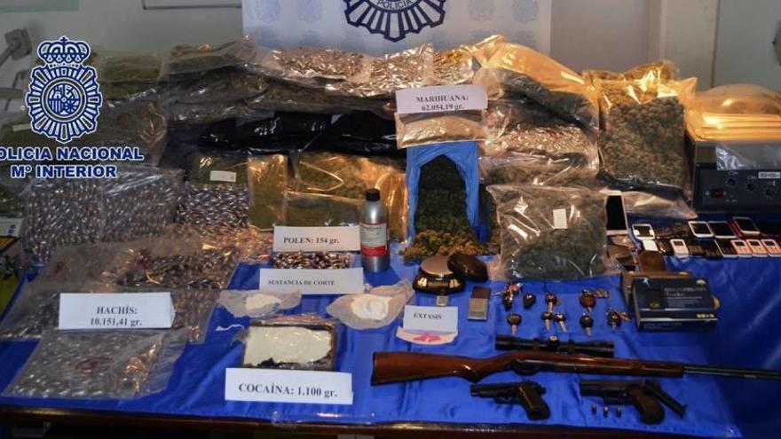 Drogas, armas y otros efectos intervenidos en la operación contra la red de narcos.