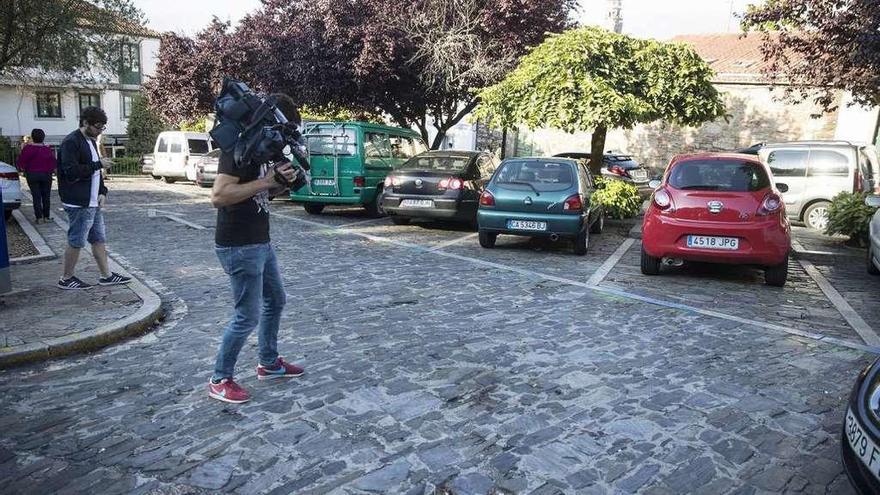 Un cámara graba restos de sangre en el lugar del suceso, en el aparcamiento de San Clemente.