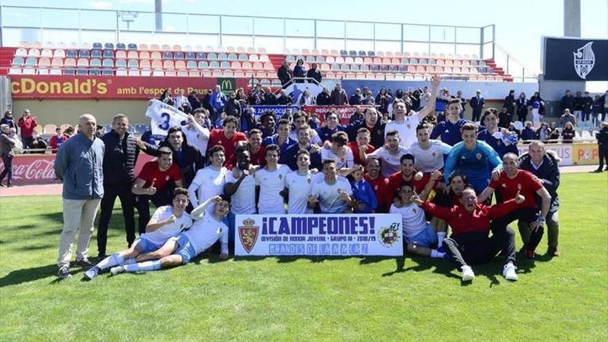 Homenaje a los juveniles antes del duelo con el Alcorcón