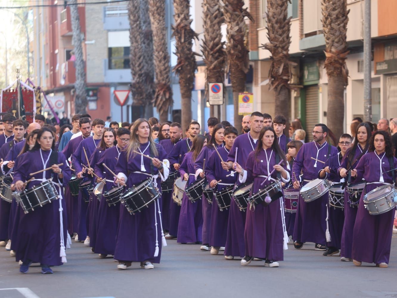 Más de 3.000 cofrades de 29 pueblos toman las calles de Alzira en la procesión diocesana
