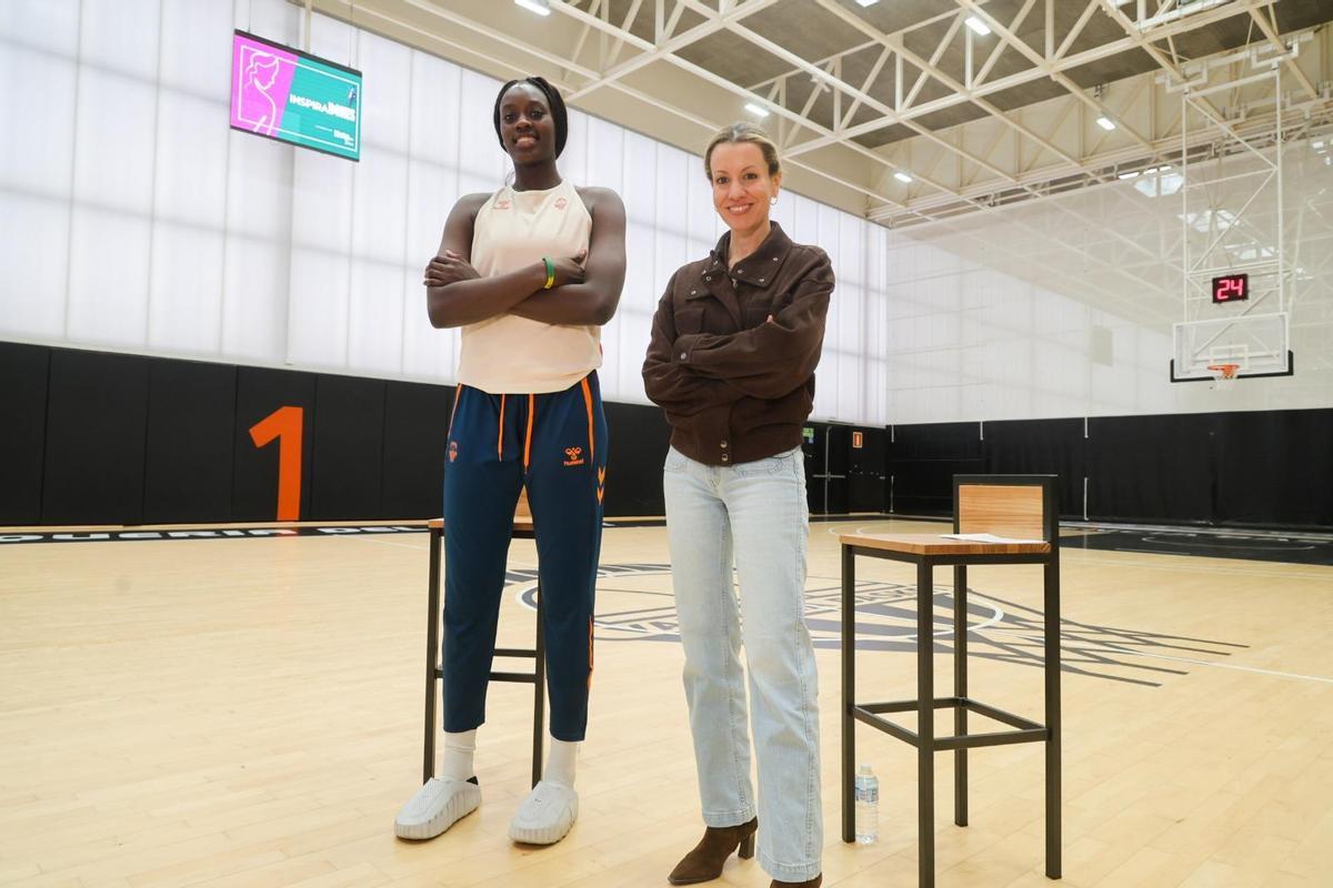 La periodista Silvia Tomás entrevista a la jugadora valenciana de baloncesto, Awa Fam, para el primer capítulo de la tercera temporada de Inspiradones.