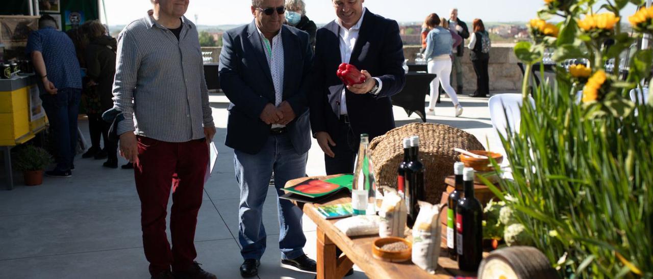 El edil de Turismo, Streider, y el presidente de la Diptuación, Requejo, en la muestra agroalimentaria. | Emilio Fraile | E. FRAILE