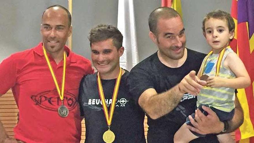 Los tres primeros clasificados con sus medallas.