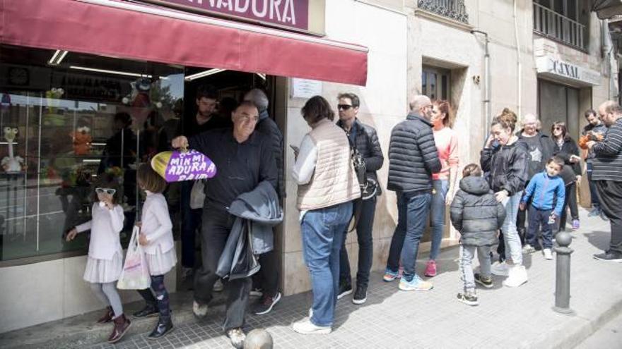 Cua de gent per comprar la mona a la pastisseria La Llaminadura, a la carretera de Santpedor de Manresa