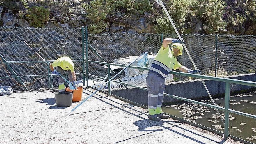 Dos operarios trabajan en una depuradora.