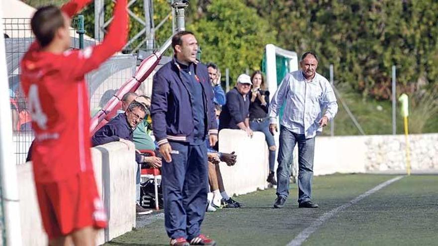 El entrenador Nico López dando intrucciones al Llosetense.