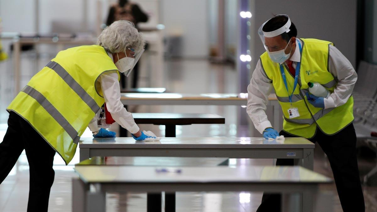 Los aeropuertos españoles, preparados para exigir PCR y hacer test de antígenos.