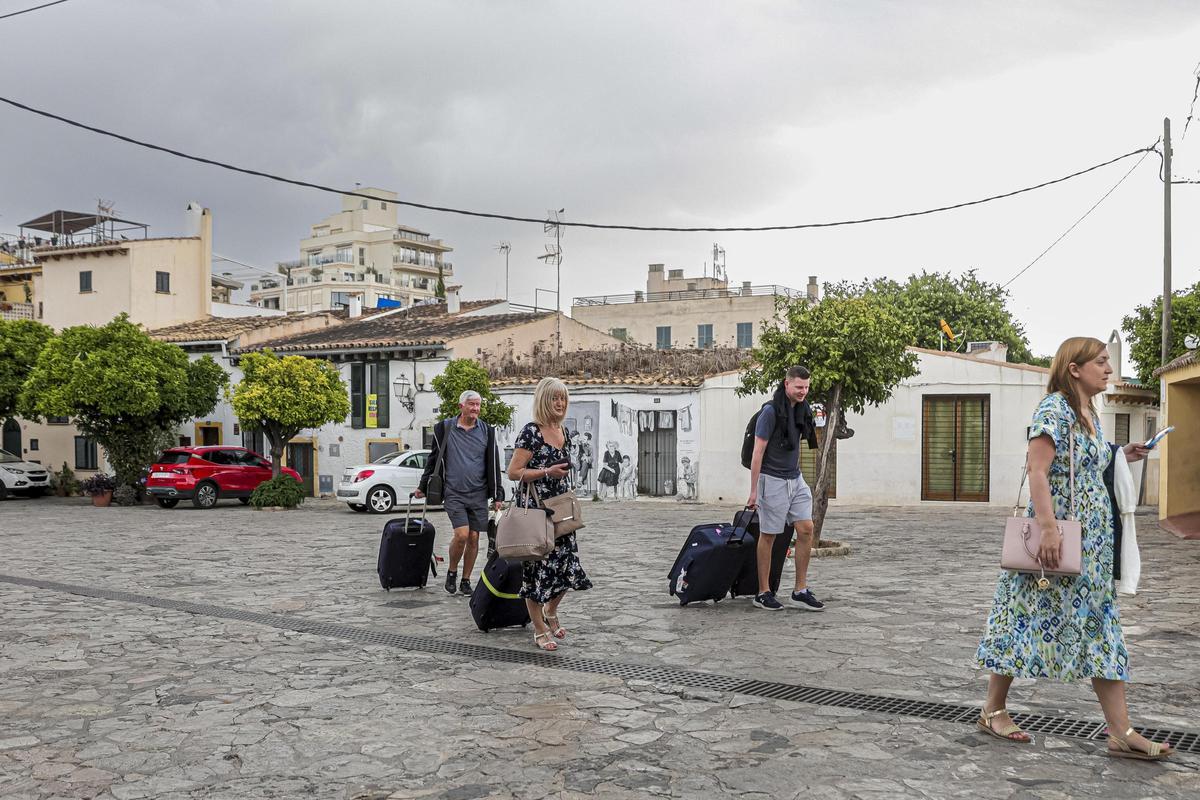 Turistas con maletas en el barrio de es Jonquet, en Palma.