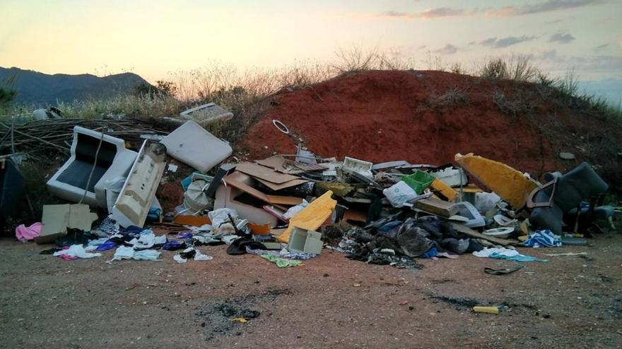 Nules multa a 11 personas por tirar escombros y restos de poda donde no toca