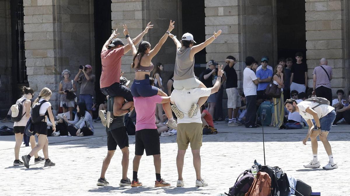 Peregrinos en la Praza do Obradoiro, en Santiago.