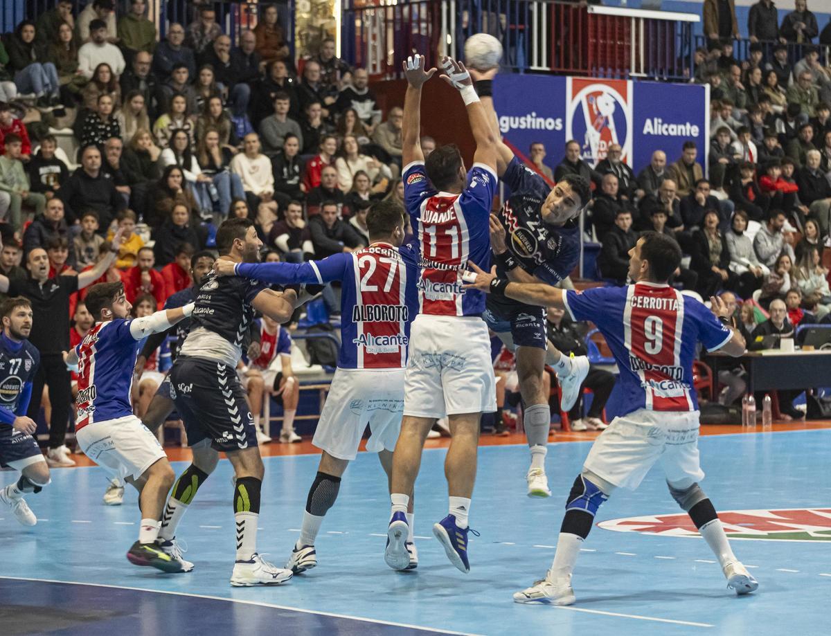 Derbi entre EÓN Alicante y Fundación Agustinos en la presente temporada en División de Honor Plata.