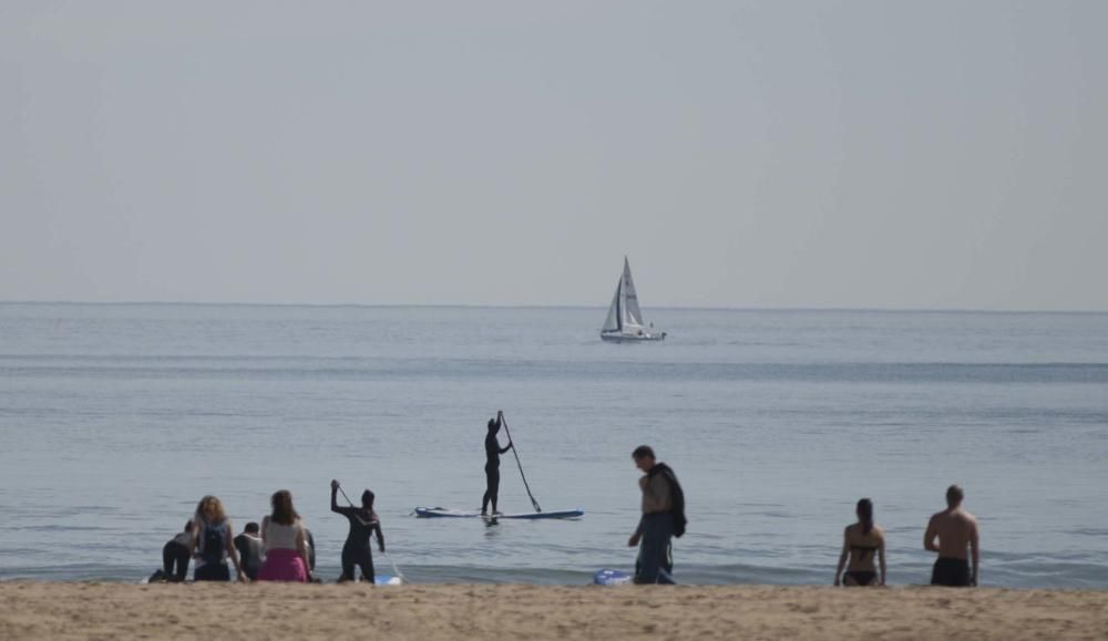 Numerosas personas han disfrutado de la jornada festiva y el sol en la playa.