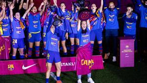 Las jugadoras del Barça celebran el título como campeonas continentales.