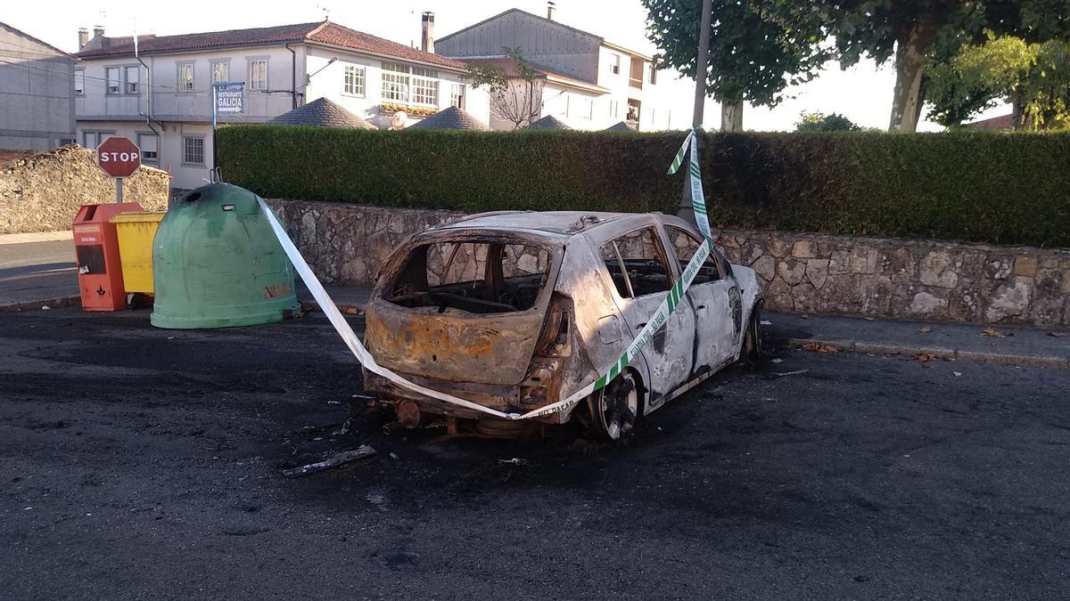 Estado en el que quedó el coche calcinado esta madrugada en Agolada.