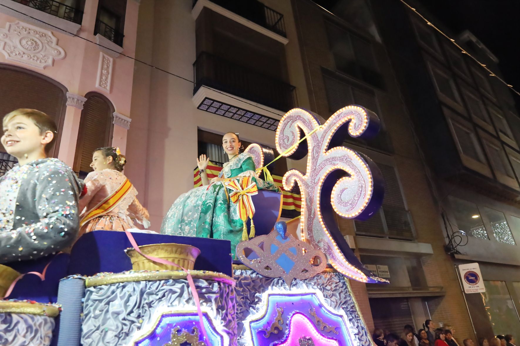 Todas las fotos del colorido desfile de carrozas de la Fira d'Onda
