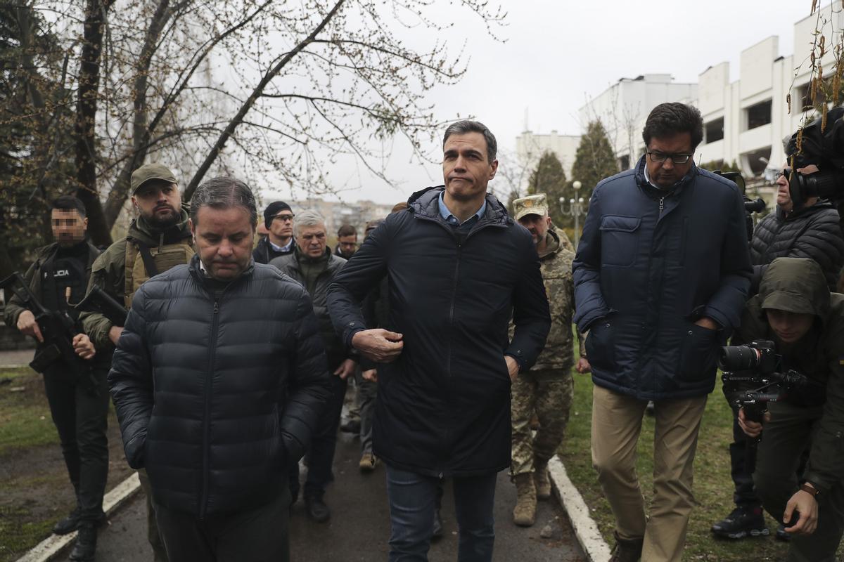 El presidente del Gobierno, Pedro Sánchez (c), en su visita este jueves a la ciudad de Borodianka, en Ucrania.