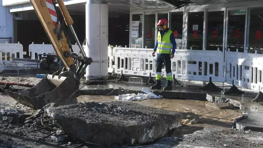 La rotura de una tubería en Palavea provoca cortes de tráfico y restricciones de agua