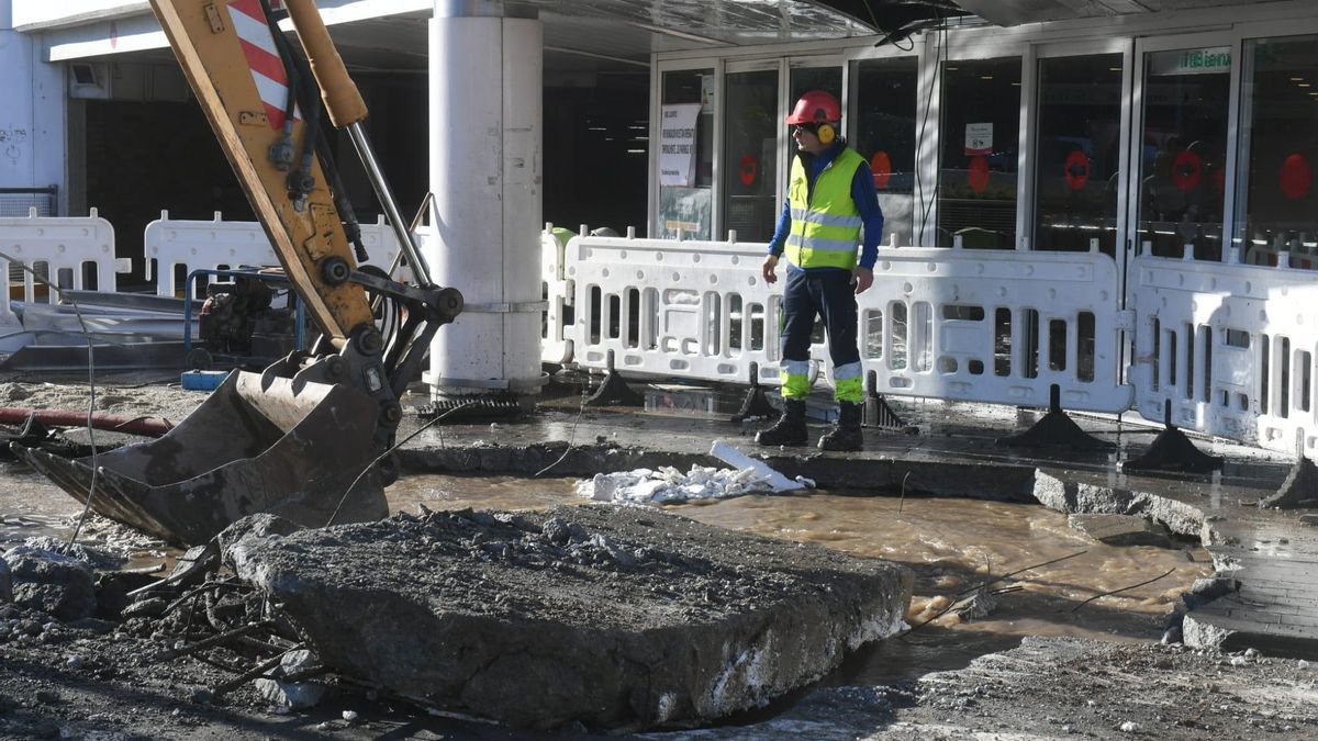 La rotura de una tubería en Palavea provoca cortes de tráfico y restricciones de agua
