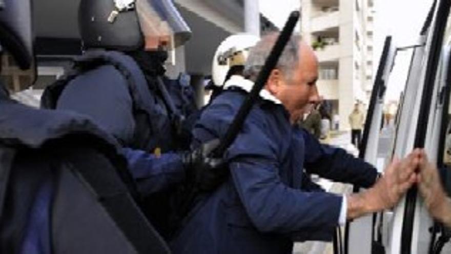 Prejubilados de Naval Gijón y Policía protagonizan duros enfrentamientos