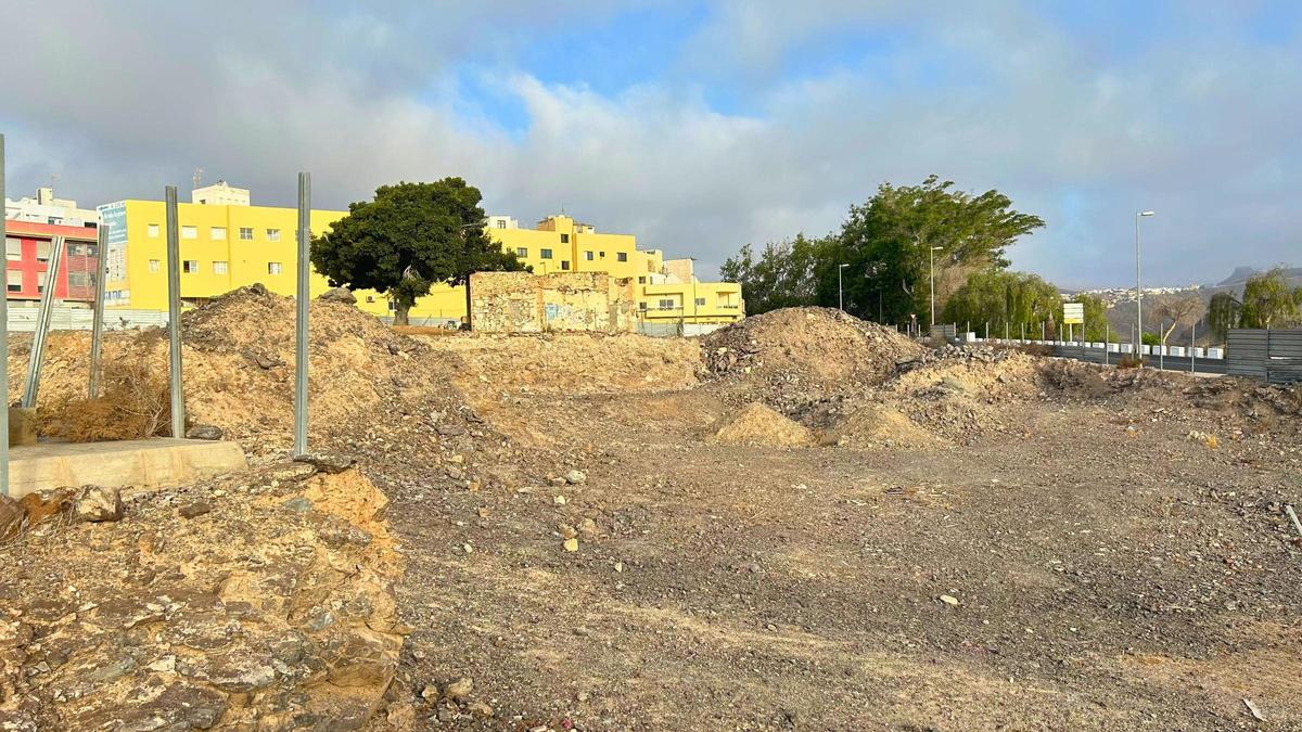 Parte de la parcela con la Casa del Mato al fondo.