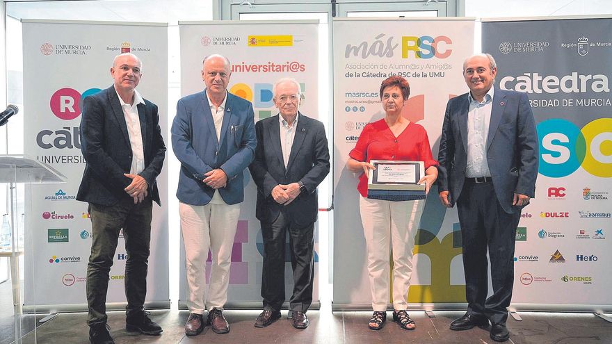 La UMU premia en la ‘Noche de la RSC’ la trayectoria profesional de Rosa Cano
