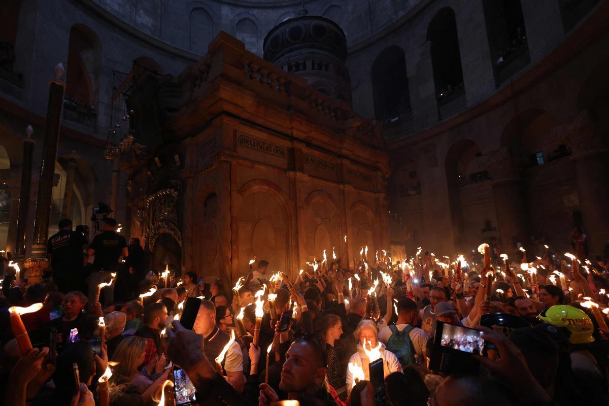 Cristianos ortodoxos celebran “Fuego Sagrado” en Jerusalén. eregrinos cristianos ortodoxos sostienen velas durante la ceremonia del Fuego Sagrado, un día antes de la Pascua ortodoxa, el sábado 15 de abril de 2023 en la Iglesia del Santo Sepulcro en la Ciudad Vieja de Jerusalén, donde muchos cristianos creen que Jesús fue crucificado y enterrado antes de resucitar.