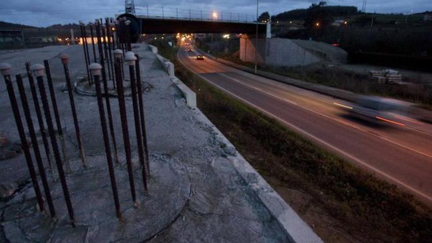 Obra inacabada de los accesos al Parque Empresarial en Trasona.