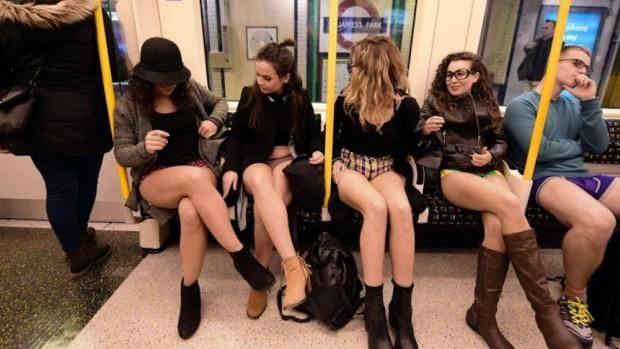 Sesenta ciudades de veinticinco países, entre ellas Madrid, Barcelona y Valencia, se han ido sumando al Día Sin Pantalones en el Metro