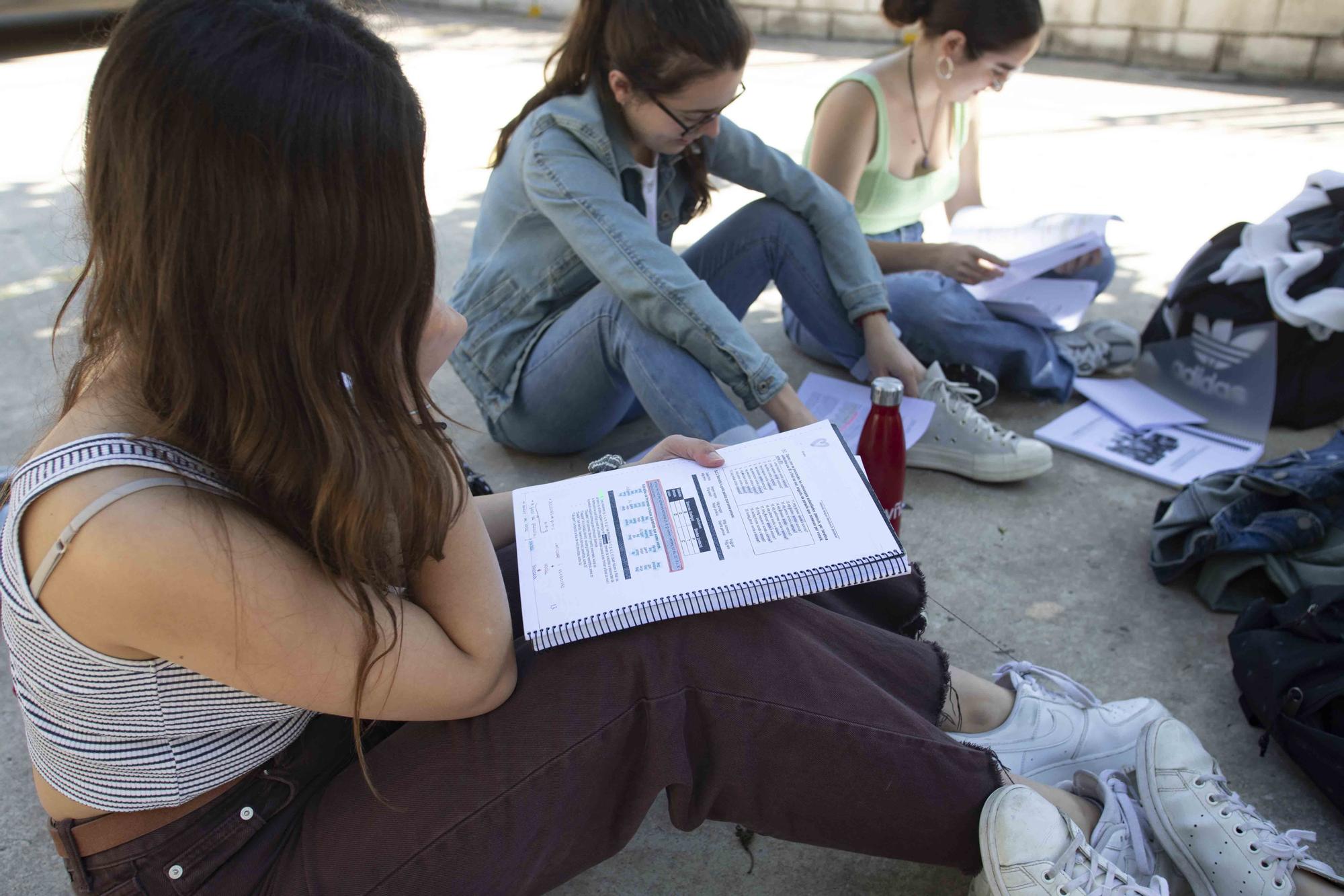 Alumnos de los institutos de la Costera y la Canal se enfrentan a los primeros exámenes de las PAU en Xàtiva