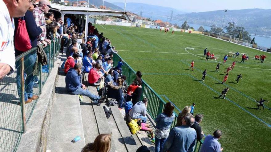 Asistentes a los torneos solidarios disputados en el campo de A Granxa, en Domaio. // G.N.