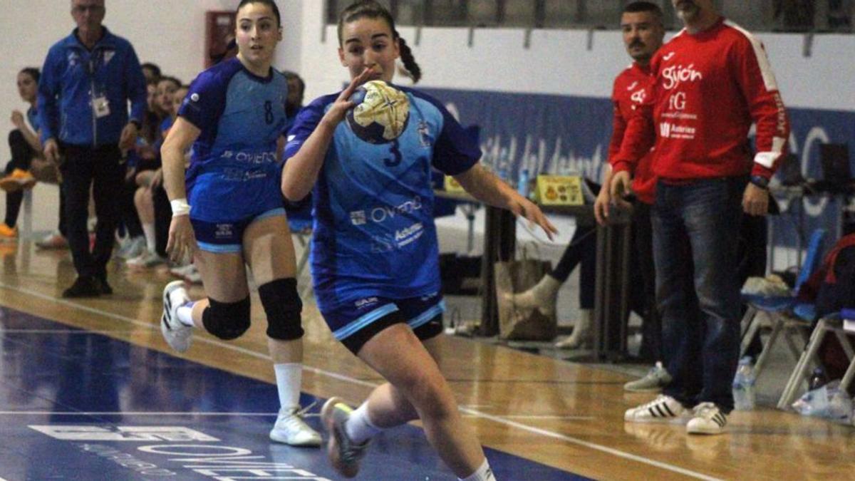 Celia Rojo, en un partido con el Lobas Oviedo. | OBF