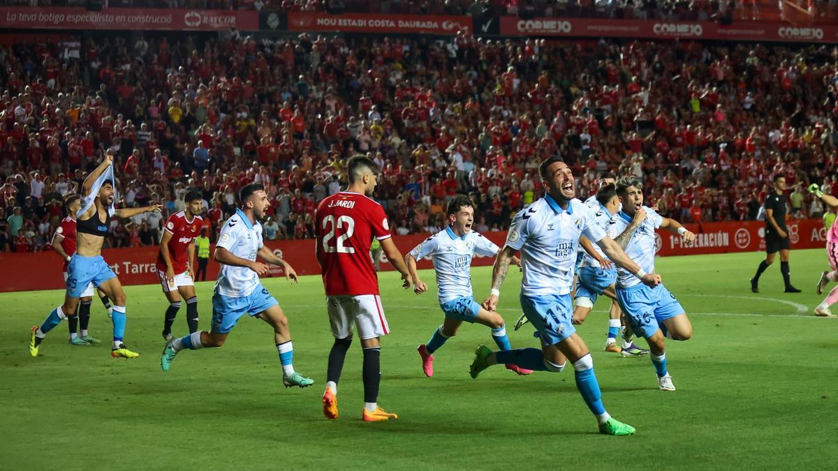 Increíble recibimiento en el aeropuerto a los jugadores del Málaga tras su ascenso a segunda división