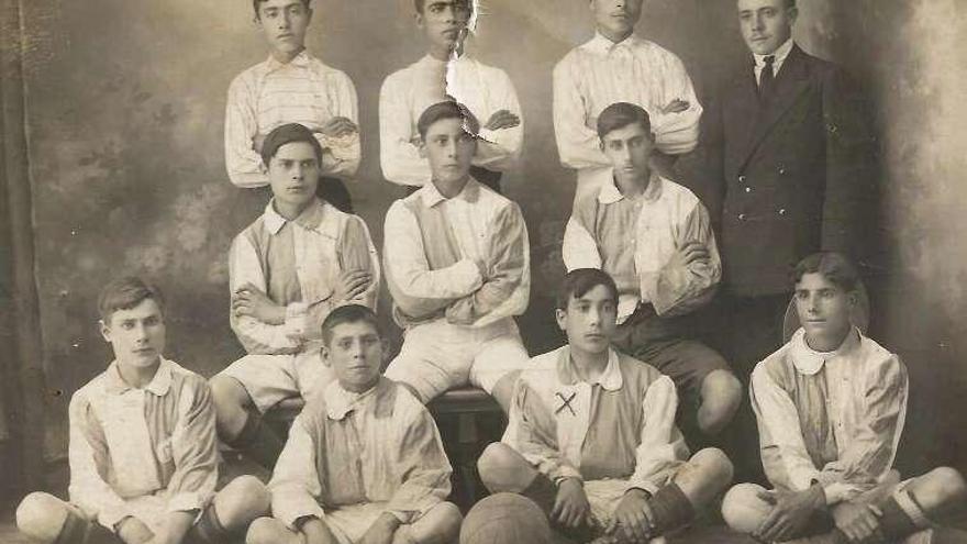 Pinilla (segundo pola dereita entre os xogadores sentados), con19 anos en Vigo. Foto Sarabia, en 1912.