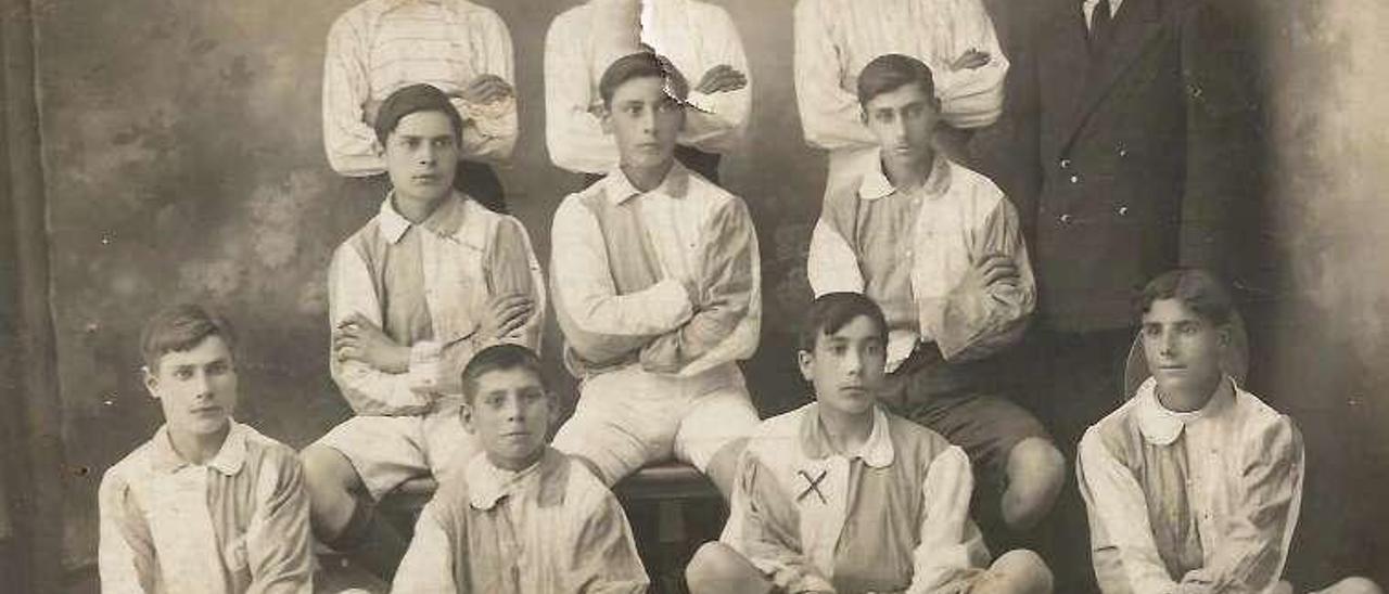 Pinilla (segundo pola dereita entre os xogadores sentados), con19 anos en Vigo. Foto Sarabia, en 1912.