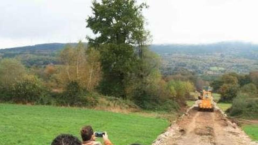 Cos xóvenes e cos maiores  |  Nesta fotografía estou con dúas persoas que representan o abanico de servizos que centran a nosa atención como goberno municipal de Rodeiro: Os xóvenes e os maiores. Foi tomada na aldea de Saa, na parroquia de Santa Mariña de Pescoso, na casa onde conviven o bisavó, de 97 anos, e a neta, de 7.