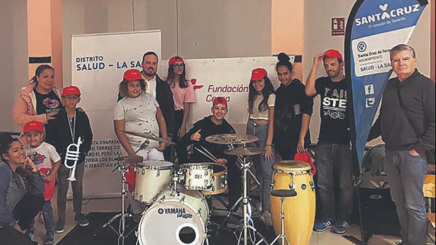 El concejal de Fiestas, junto al monitor del taller, el vicepresidente del Aula del Carnaval y los primeros diez niños inscritos.