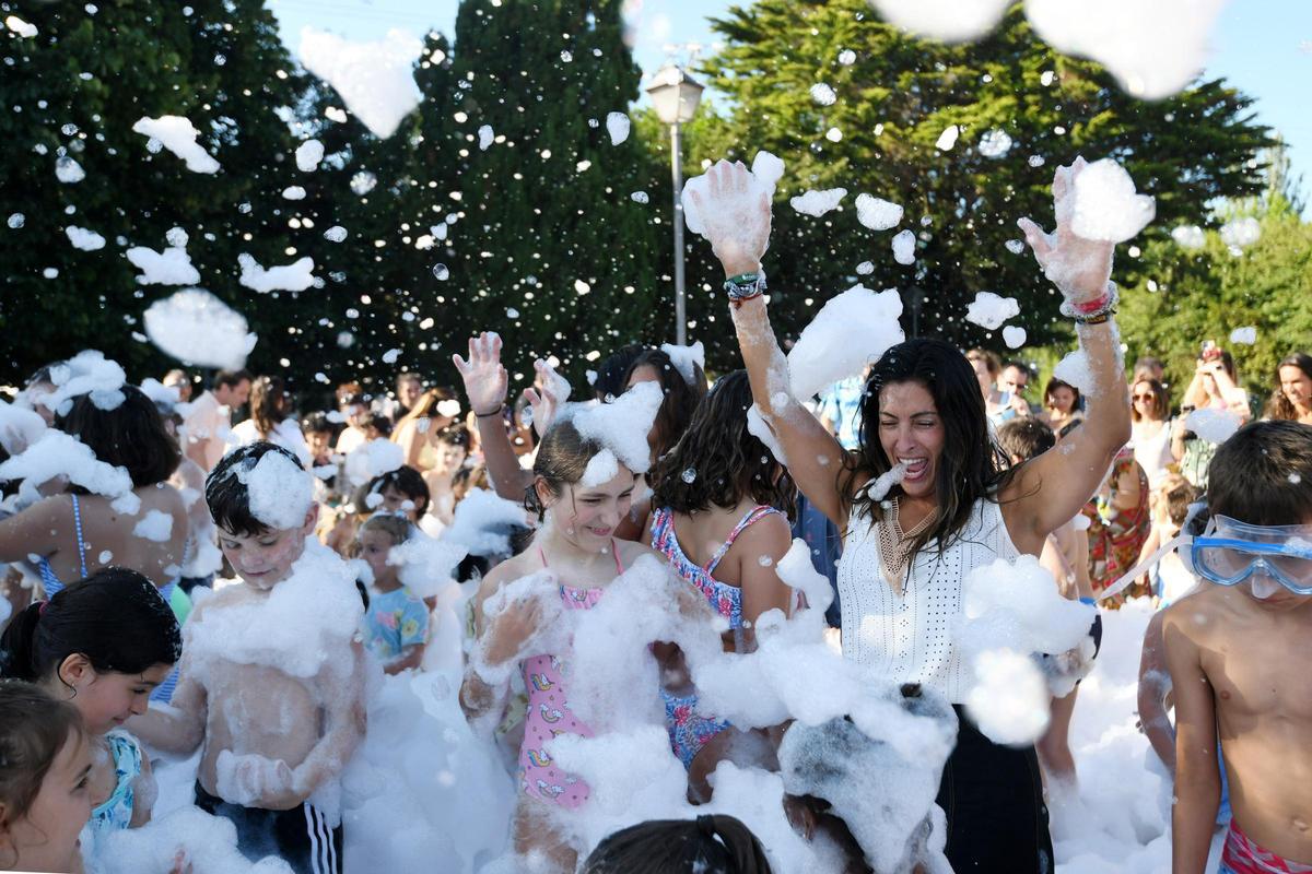 Festa infantil de San Xoán en Poio.
