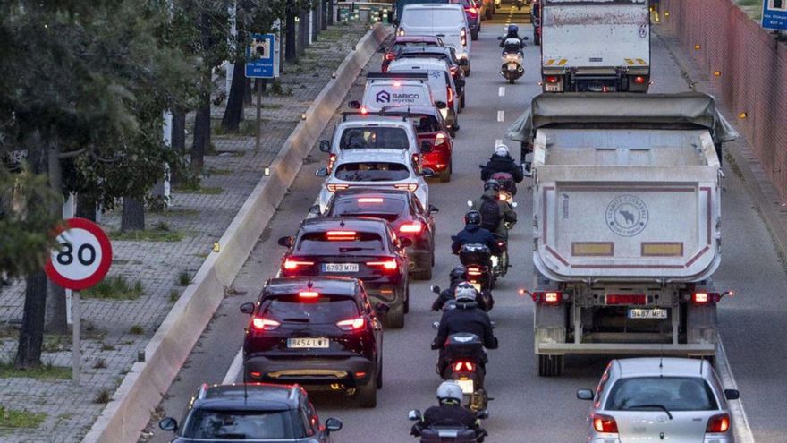 Tallada la Ronda Litoral de Barcelona per un home pujat nu a un senyal