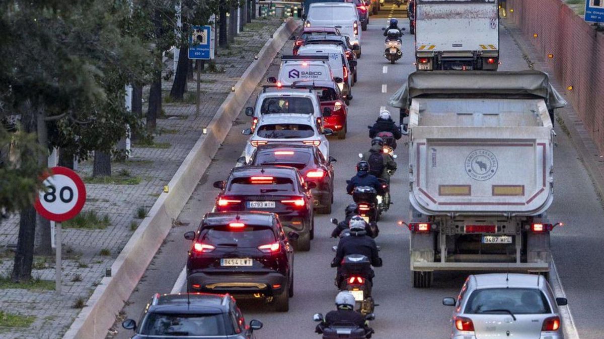Tráfico intenso, en la Ronda Litoral de Barcelona