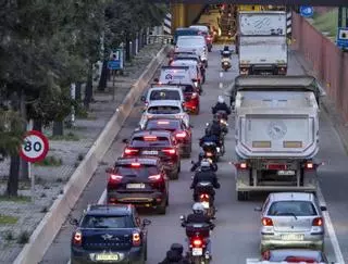 Cortadas las rondas de Litoral y Dalt de Barcelona por la pérdida de carga de un camión y un accidente