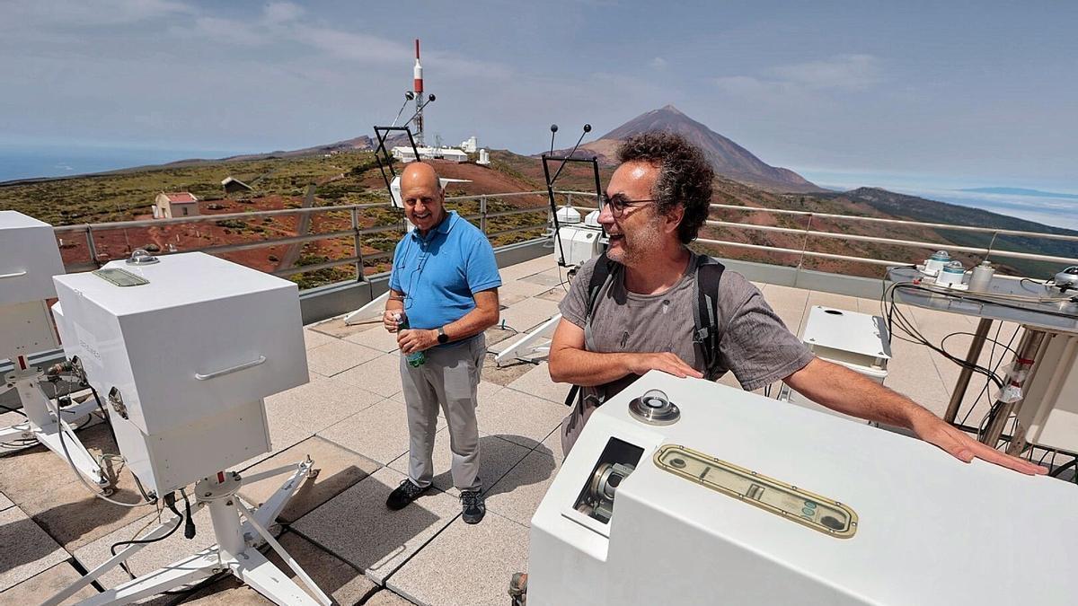 Emilio Cuevas (izq) con un colaborador en la azotea del Centro Atmosférico de Izaña