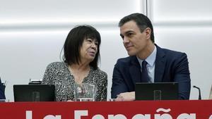 Cristina Narbona y Pedro Sánchez, este lunes en la sede del PSOE. 