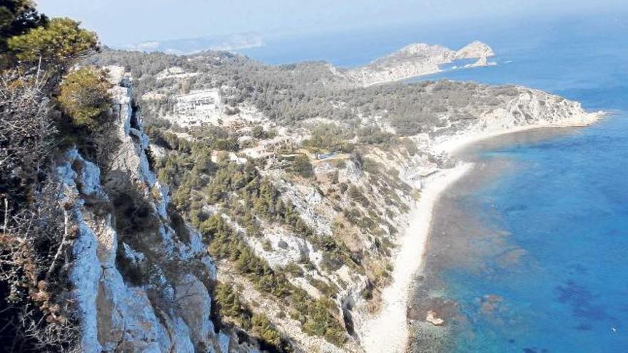 El acantilado de la Falzia se asoma al litoral del Portixol y a la cala de la Barraca.